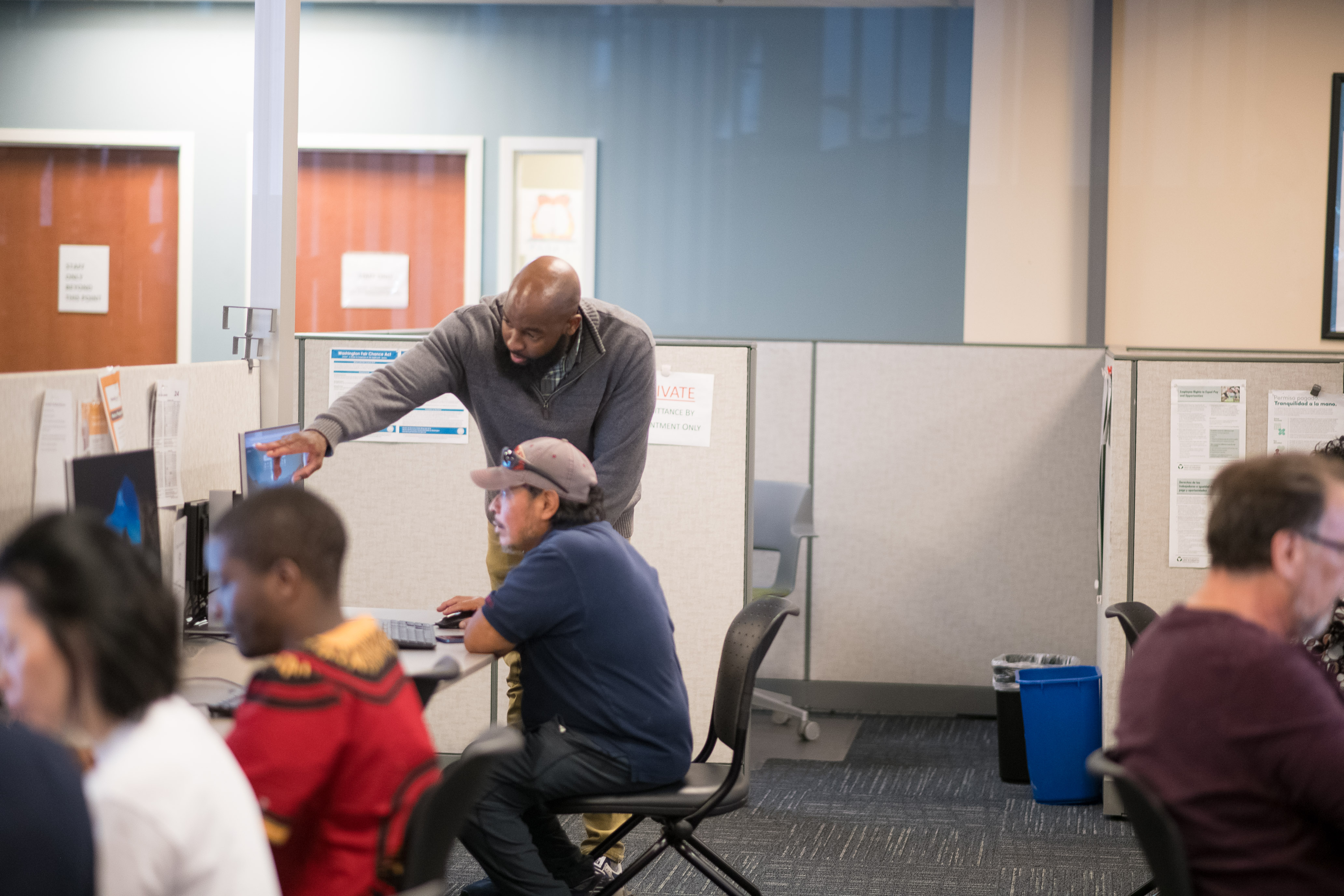 Staffpoints to computer screen to help job seeker